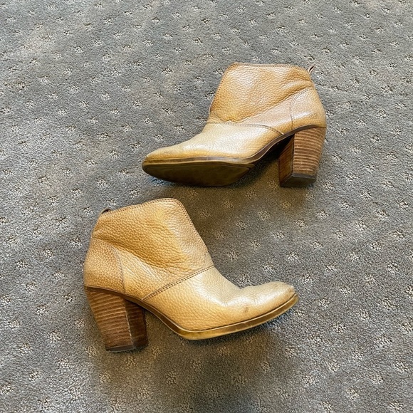 Lucky Brand Ehllen Ivory Distressed Leather Booties Size 8 - Picture 2 of 9